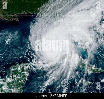 MODIS NOAA, orbite terrestre. 27th septembre 2022. MODIS NOAA, ORBITE TERRESTRE. 27 septembre 2022. Un mur d'oeil distinct de l'ouragan Ian qui se déplace dans le golfe du Mexique vers la côte ouest de la Floride et qui devrait se renforcer en une tempête dangereuse de catégorie 4 lorsqu'il se déplace dans les eaux chaudes du golfe du Mexique, vu du satellite GEOS NOAA, 27 septembre 2022 dans l'orbite de la Terre. Credit: Planetpix/Alamy Live News Banque D'Images