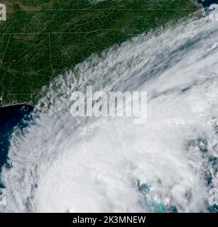 MODIS NOAA, orbite terrestre. 27th septembre 2022. MODIS NOAA, ORBITE TERRESTRE. 27 septembre 2022. Un mur d'yeux distinct de l'ouragan Ian, en bas, à gauche, Alors qu'il se déplace dans le golfe du Mexique vers la côte ouest de la Floride et qu'il devrait se renforcer en une tempête dangereuse de catégorie 4 comme il se déplace dans les eaux chaudes du golfe du Mexique comme vu du satellite GEOS NOAA, 27 septembre 2022 dans l'orbite de la Terre. Credit: Planetpix/Alamy Live News Banque D'Images