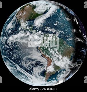 MODIS NOAA, orbite terrestre. 27th septembre 2022. MODIS NOAA, ORBITE TERRESTRE. 27 septembre 2022. Une vue complète de la Terre de l'ouragan Ian qui se déplace dans le golfe du Mexique vers la côte ouest de la Floride et qui devrait se renforcer en une tempête dangereuse de catégorie 4 lorsqu'il se déplace dans les eaux chaudes du golfe du Mexique, vu du satellite GEOS NOAA, 27 septembre 2022 dans l'orbite de la Terre. Credit: Planetpix/Alamy Live News Banque D'Images