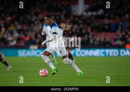 Sheffield, Royaume-Uni. 27th septembre 2022. *** Jacob Ramsey (8) d'Angleterre pendant le match international amical entre l'Angleterre U-21 et l'Allemagne U-21 à Bramall Lane, Sheffield, Angleterre, le 27 septembre 2022. Photo de Simon Hall. Utilisation éditoriale uniquement, licence requise pour une utilisation commerciale. Aucune utilisation dans les Paris, les jeux ou les publications d'un seul club/ligue/joueur. Crédit : UK Sports pics Ltd/Alay Live News Banque D'Images