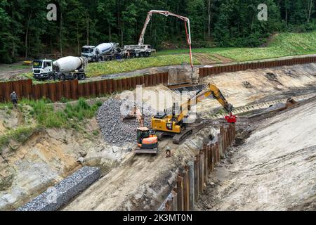 Travaux de renaturation sur le Boye, affluent de l'Emscher, maintenant exempt d'eaux usées, les eaux d'égout dans le parallèle, récemment construit, Bottrop NRW, Allemagne, Banque D'Images