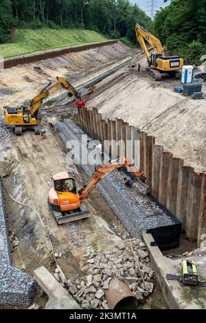 Travaux de renaturation sur le Boye, affluent de l'Emscher, maintenant exempt d'eaux usées, les eaux d'égout dans le parallèle, récemment construit, Bottrop NRW, Allemagne, Banque D'Images