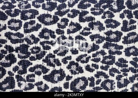 Gros plan sur une surface textile à motifs à imprimé léopard blanc bleu Banque D'Images