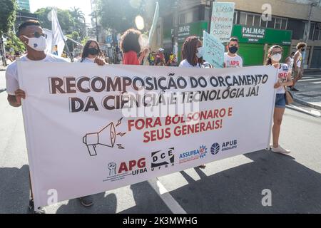 Salvador, Bahia, Brésil - 20 novembre 2021: Les Brésiliens protestent avec des bannières et des affiches avec des mots contre le gouvernement du président Jair Bolsonaro Banque D'Images