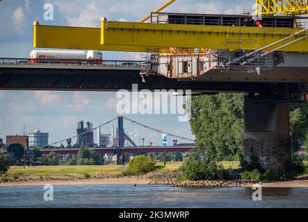 Nouvelle construction du pont d'autoroute Neuenkamp sur le A40, au-dessus du Rhin près de Duisburg, l'assemblage en porte-à-faux libre de la travée du pont principal, le nouveau Banque D'Images