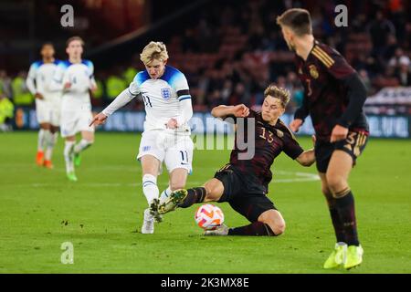 Sheffield, Royaume-Uni. 27th septembre 2022. Anthony Gordon d'Angleterre lors du match international amical entre l'Angleterre U-21 et l'Allemagne U-21 à Bramall Lane, Sheffield, Angleterre, le 27 septembre 2022. Photo de Ben Wright. Utilisation éditoriale uniquement, licence requise pour une utilisation commerciale. Aucune utilisation dans les Paris, les jeux ou les publications d'un seul club/ligue/joueur. Crédit : UK Sports pics Ltd/Alay Live News Banque D'Images