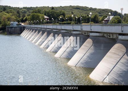 Barrage du lac de Pannecière, Parc naturel du Morvan (Parc naturel régional du Morvan), Nièvre, Bourgogne, France Banque D'Images