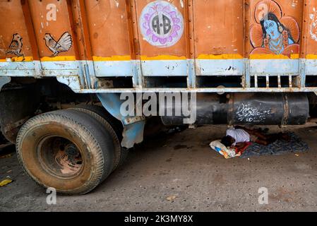 Kolkata, Inde. 25th septembre 2022. Un homme a vu prendre un repos sous un véhicule lourd dans les rues de kolkata. (Photo par Avishek Das/SOPA Images/Sipa USA) crédit: SIPA USA/Alay Live News Banque D'Images