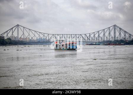 Kolkata, Inde. 25th septembre 2022. Un bateau à passagers (bateau) vu sur le Gange traversant le célèbre pont Howrah de kolkata. (Photo par Avishek Das/SOPA Images/Sipa USA) crédit: SIPA USA/Alay Live News Banque D'Images