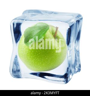 pomme dans un cube de glace, isolée sur fond blanc, chemin d'écrêtage, pleine profondeur de champ Banque D'Images