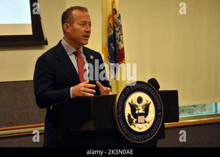 Mahwah, New Jersey, États-Unis. 27th septembre 2022. (NOUVEAU) discussion sur la crypto-monnaie et les mesures prises par le Congrès pour apporter plus de certitude à l'économie numérique. 27 septembre 2022. Mahwah, New Jersey, Etats-Unis: JOSH Gottheimer (D), membre du Congrès AMÉRICAIN, et Rostin Behnam, président du CFTC, ont été rejoints par des sociétés de gestion d'actifs, des banques, des crypto-bourses, des associations commerciales et des prêteurs d'actifs numériques tels que Blackrock, Grayscale, Fidelity, Anchorage Digital, BNY Mellon, APEX Crypto, Coinbase, FTX, Uniswap, Crypto Council on innovation et Genesis Global Lending. Le Congrès prend des mesures pour apporter plus de certitude Banque D'Images