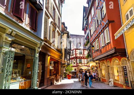 Boutiques et maisons médiévales en bois sur la rue des Marchands, Colmar, Alsace, France Banque D'Images