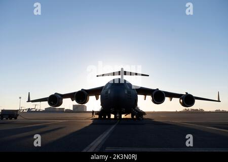 Une US Air Force C-17 Globemaster III se trouve sur la ligne de vol à la base aérienne de Travis, en Californie, le 23 septembre 2022. Un équipage de réserve du 301st e Escadron de transport aérien a effectué une mission de trois jours du 23 au 25 septembre pour transporter du fret humanitaire en Haïti. Grâce au programme Denton, trois autobus scolaires donnés du district scolaire unifié de San Diego ont été transportés de la base aérienne de la réserve de mars, en Californie, à Haïti. (É.-U. Photo de la Force aérienne par le premier Airman Jonathon Carnell) Banque D'Images