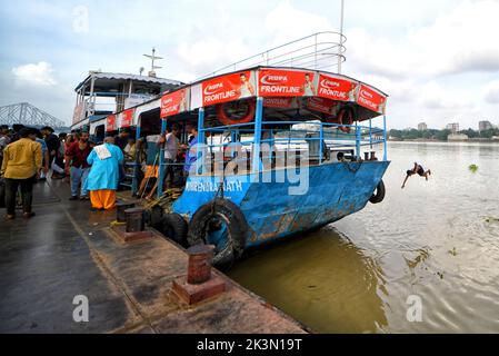 Kolkata, Inde. 25th septembre 2022. Un enfant saute dans le Gange à partir d'un navire à passagers. (Image de crédit : © Avishek Das/SOPA Images via ZUMA Press Wire) Banque D'Images