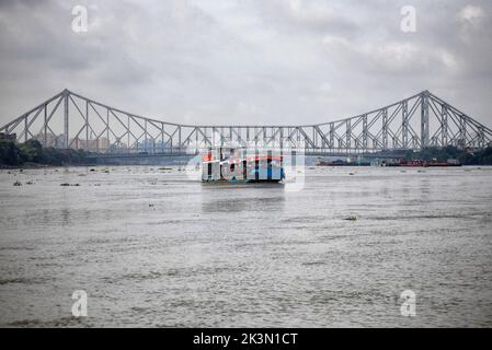 Kolkata, Inde. 25th septembre 2022. Un bateau à passagers (bateau) vu sur le Gange traversant le célèbre pont Howrah de kolkata. (Image de crédit : © Avishek Das/SOPA Images via ZUMA Press Wire) Banque D'Images