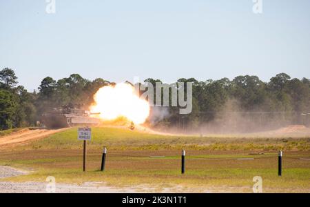 Des membres de la famille des soldats de l'armée américaine affectés au 'Hound Battalion', 3rd Bataillon, 67th Armored Regiment, 2nd Armored Brigade combat Team, 3rd Infantry Division, assistent à une démonstration de tir en direct d'un M1A2 Abrams modernisé lors d'un événement de la fête de la famille à la fin d'un exercice de tir en direct d'armes combinées, Ou CALFEX à fort Stewart, en Géorgie, le 24 septembre 2022. Le 'Hound Battalion', 3rd BN., 67th AR, 2nd ABCT, 3rd ID, le bataillon blindé le plus moderne de l'Armée, formé à une certification au niveau de la compagnie pendant un CALFEX et se prépare à vaincre toute menace dans des opérations de combat à grande échelle par l'intermédiaire de l'expert c Banque D'Images