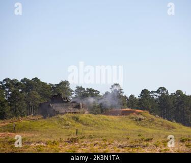 Membres de la famille des soldats américains affectés au 'Hound Battalion', 3rd Bataillon, 67th Armored Regiment, 2nd Armored Brigade combat Team, 3rd Infantry Division, Assistez à une démonstration d'incendie en direct d'un véhicule de combat M2A4 Bradley modernisé lors d'un événement de la Journée de la famille à la fin d'un exercice d'incendie en direct à fort Stewart, en Géorgie, le 24 septembre 2022. Le 3rd BN., 67th AR, 2nd ABCT, 3rd ID, le bataillon blindé le plus moderne de l'armée, formé à une certification de niveau compagnie pendant un CALFEX et se prépare à vaincre toute menace dans des opérations de combat à grande échelle par l'intermédiaire d'un entraîneur et d'un prof experts Banque D'Images