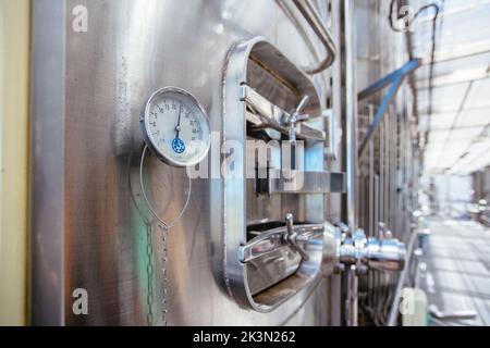 Thermomètre ou manomètre sur la cuve de fermentation dans un domaine moderne Banque D'Images