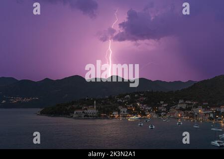 Foudre pendant l'orage la nuit sur l'île de Lopud, Croatie Banque D'Images