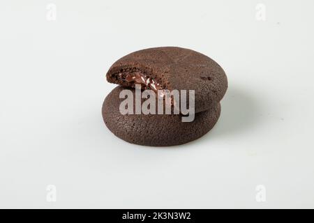 Sandwich au chocolat, biscuits biscuits farcis cuits au four avec crème lait isolé sur fond blanc avec chemin de détourage, collection Banque D'Images