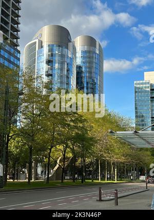 Bruxelles, Brabant, Belgique 09 21 2022 : prise verticale sur les bureaux modernes et futuristes du siège d'Allianz Banque D'Images