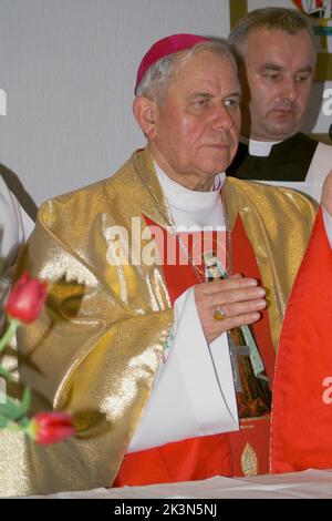 Ostrzeszów, Pologne, Polen, Polska, Mgr Stanisław Napierała célèbre le Saint-Messe. Bischof Stanisław Napierała feiert die Heilige Messe. Banque D'Images