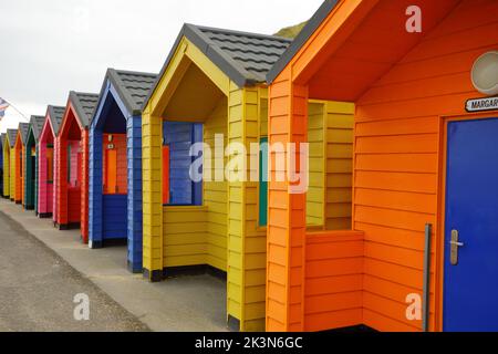 Une rangée de cabanes de plage colorées et lumineuses à Saltburn-by-the-Sea Banque D'Images