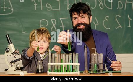 Leçon scolaire. La persévérance paye. Trouble d'hyperactivité avec déficit de l'attention. Symptômes du TDAH à l'école. Tubes à essai pour enfant enseignant. Chimique Banque D'Images