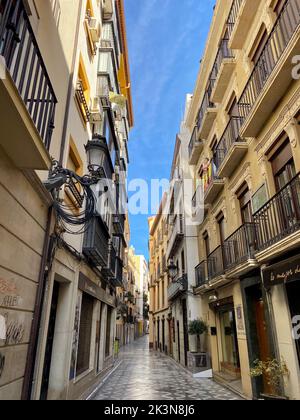 Typiquement espagnole étroite et magnifique rue dans la ville de Jaen, Espagne. Photo de haute qualité Banque D'Images