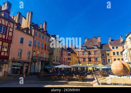 CHALON-SUR-SAONE, FRANCE - 2 AOÛT 2022 : rues de la ville avec vue sur les maisons à colombages Banque D'Images