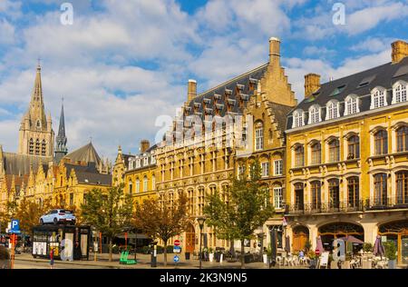 Place principale d'Ypres et salle en tissu avec beffroi le jour d'été Banque D'Images