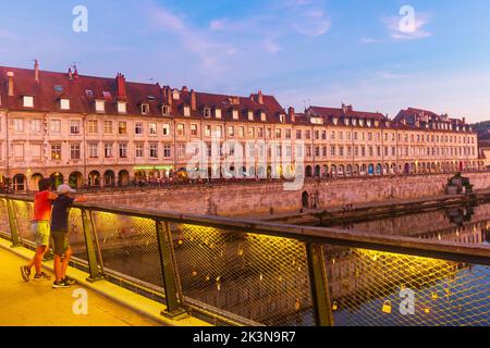 Photo du remblai de la rivière Doubs à Besançon en soirée, France Banque D'Images