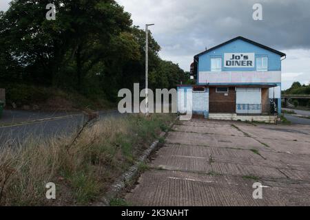 Dîner abandonné sur la route principale A40, près de Goodrich, Herefordshire, Angleterre, Royaume-Uni Banque D'Images