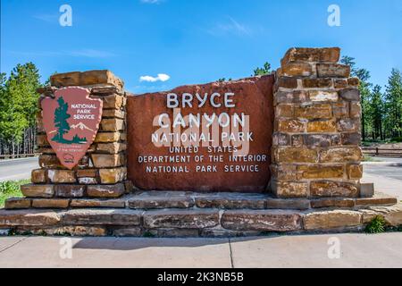 Une route d'entrée allant dans le parc national de Bryce Canyon, Utah Banque D'Images