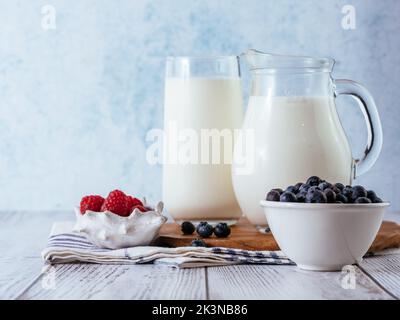 lait frais dans un pot en verre et un verre Banque D'Images
