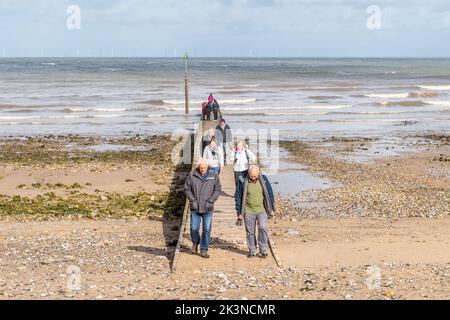 Personnes marchant sur une jetée sur la plage de Llandudno, au nord du pays de Galles, au Royaume-Uni. Banque D'Images