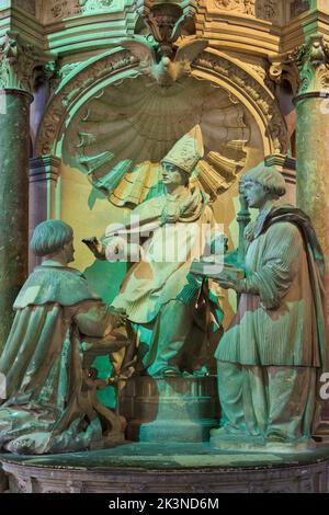 Le tombeau de Saint Remigius qui a baptisé Clovis I, premier roi des Francs, à l'intérieur de la basilique Saint-Remi à Reims (Marne), en France Banque D'Images