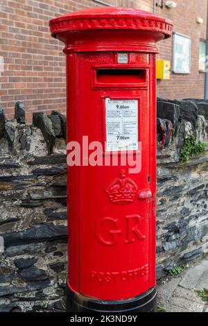 Royal Mail Post Box avec les initiales de GR (George Rex) à Porthmadog, au nord du pays de Galles, au Royaume-Uni. Banque D'Images