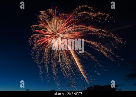 Une longue exposition des feux d'artifice le 4 juillet Banque D'Images