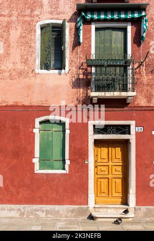 Une maison rouge dans l'île de Murano, Venise Banque D'Images