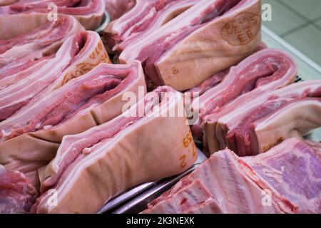 Bandes de tapis de porc coupées dans la taille prêt à la vente dans un boucher Londres Angleterre Royaume-Uni Banque D'Images