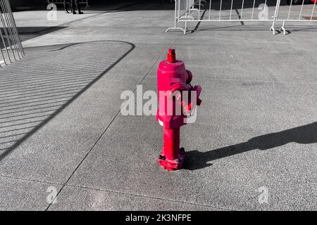 Une borne d'incendie rouge dans la rue Banque D'Images