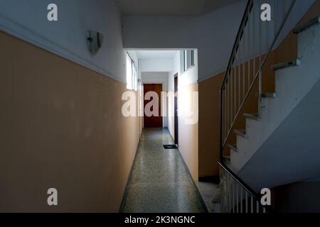 Un couloir dans un immeuble résidentiel à Athènes, Grèce Banque D'Images