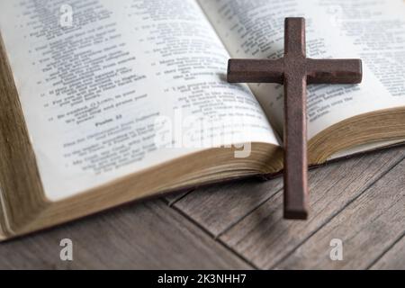 Croix en bois sur une Bible ouverte. Copier l'espace. Banque D'Images