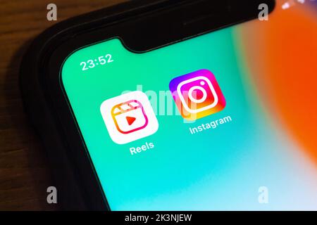 Vancouver, CANADA - septembre 27 2022 : icônes de gros plan Instagram Reels et application Instagram sur un iPhone. Concept de réseaux sociaux vidéo courts. Banque D'Images