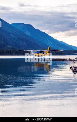 Avions flottants; Northern Rockies Mountain Lodge; Muncho Lake; entouré par les montagnes Rocheuses canadiennes; Colombie-Britannique; Canada Banque D'Images