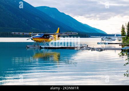 Avions flottants; Northern Rockies Mountain Lodge; Muncho Lake; entouré par les montagnes Rocheuses canadiennes; Colombie-Britannique; Canada Banque D'Images