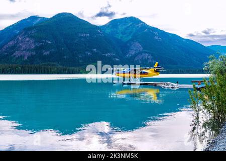 Avions flottants; Northern Rockies Mountain Lodge; Muncho Lake; entouré par les montagnes Rocheuses canadiennes; Colombie-Britannique; Canada Banque D'Images