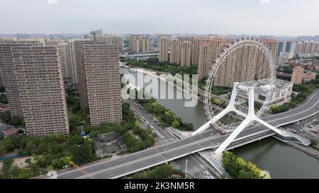 Tianjin Eye, grande roue sur le pont Yongle de la rivière Haihe, Tianjin, Chine Banque D'Images