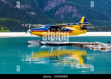 Avions flottants; Northern Rockies Mountain Lodge; Muncho Lake; entouré par les montagnes Rocheuses canadiennes; Colombie-Britannique; Canada Banque D'Images